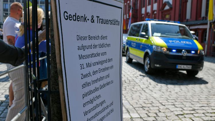 By declaring the market square a place of remembrance and mourning, the city of Mannheim is trying to prevent demonstrations at the crime scene.